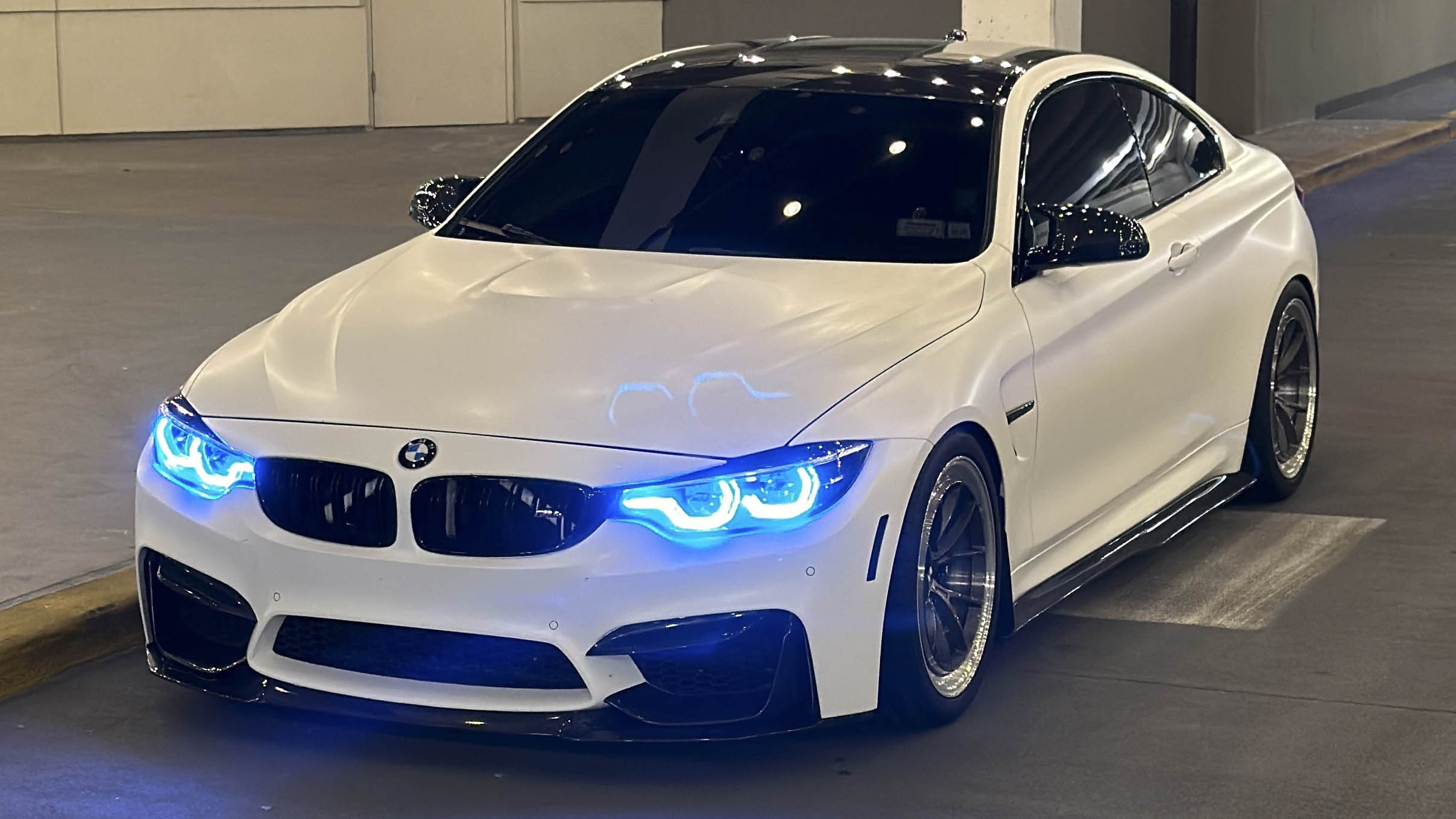 BMW M4 F82 with Motivo Forged MB-C Comp Spec custom wheels in gloss brushed gunmetal face and gloss polished clear lip side view