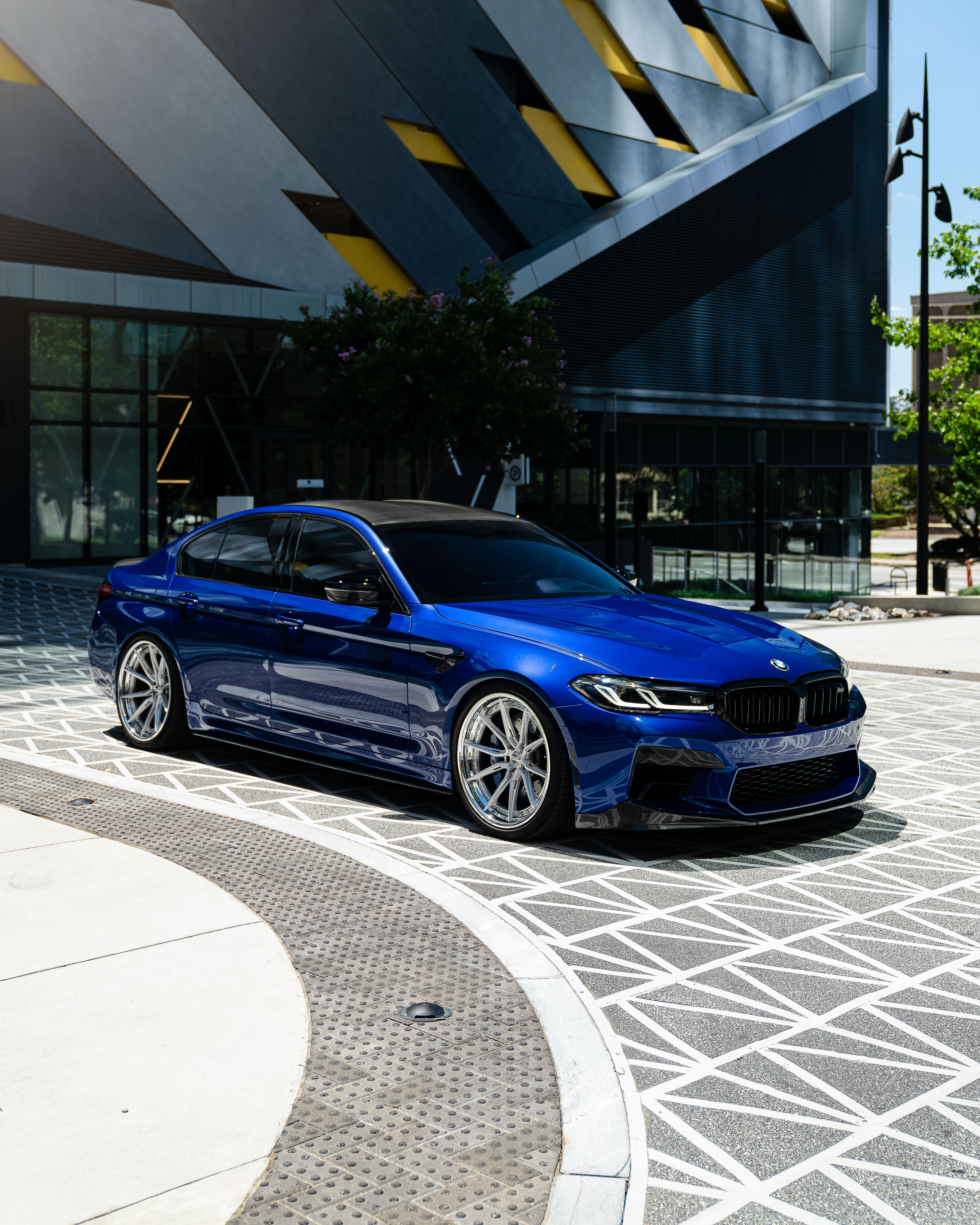 2021 BMW M5 with Motivo Forged CS-R custom wheels in gloss brushed clear and triple chrome detail view
