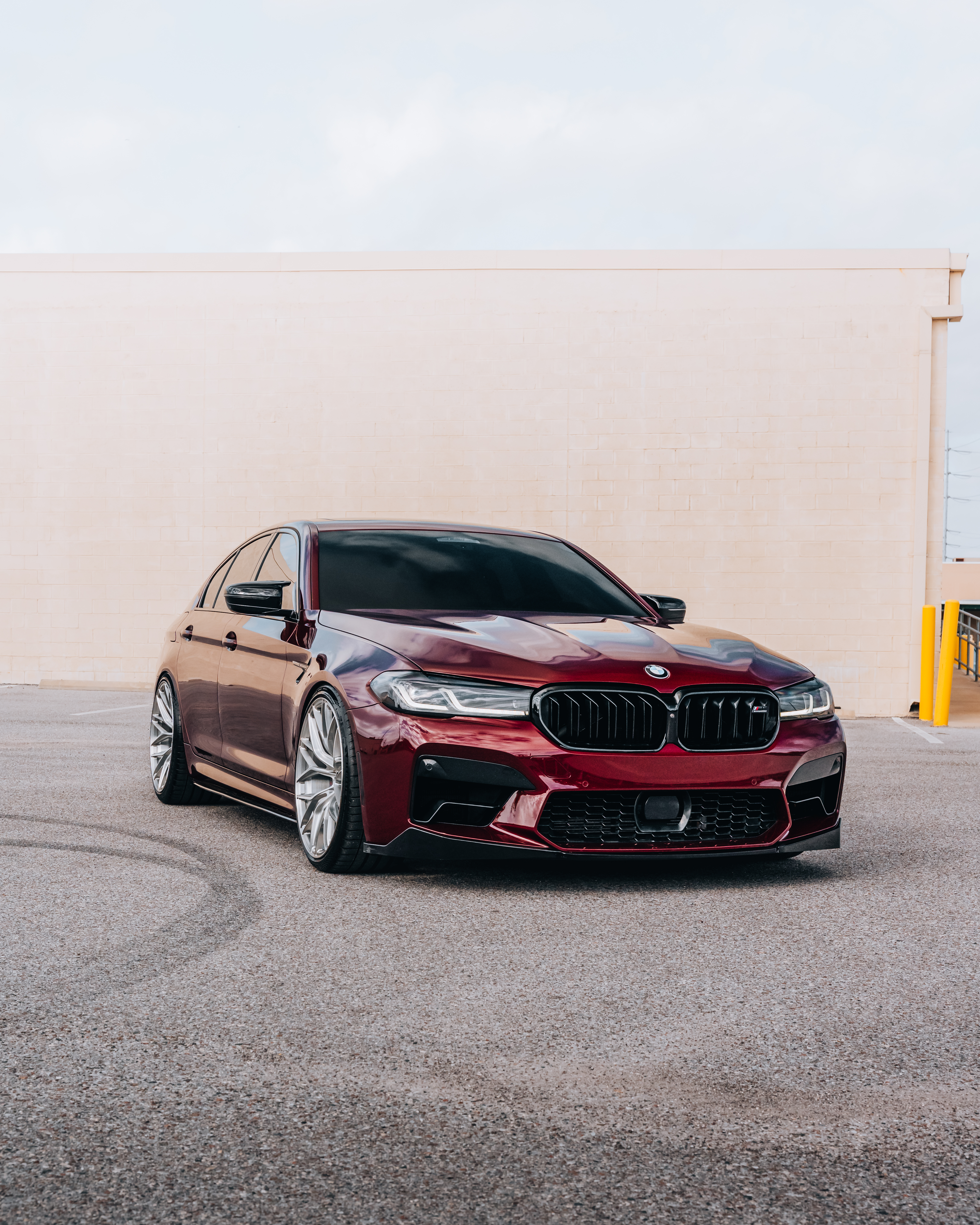 2023 BMW M5 with Motivo Forged MB-E custom wheels in  rear view