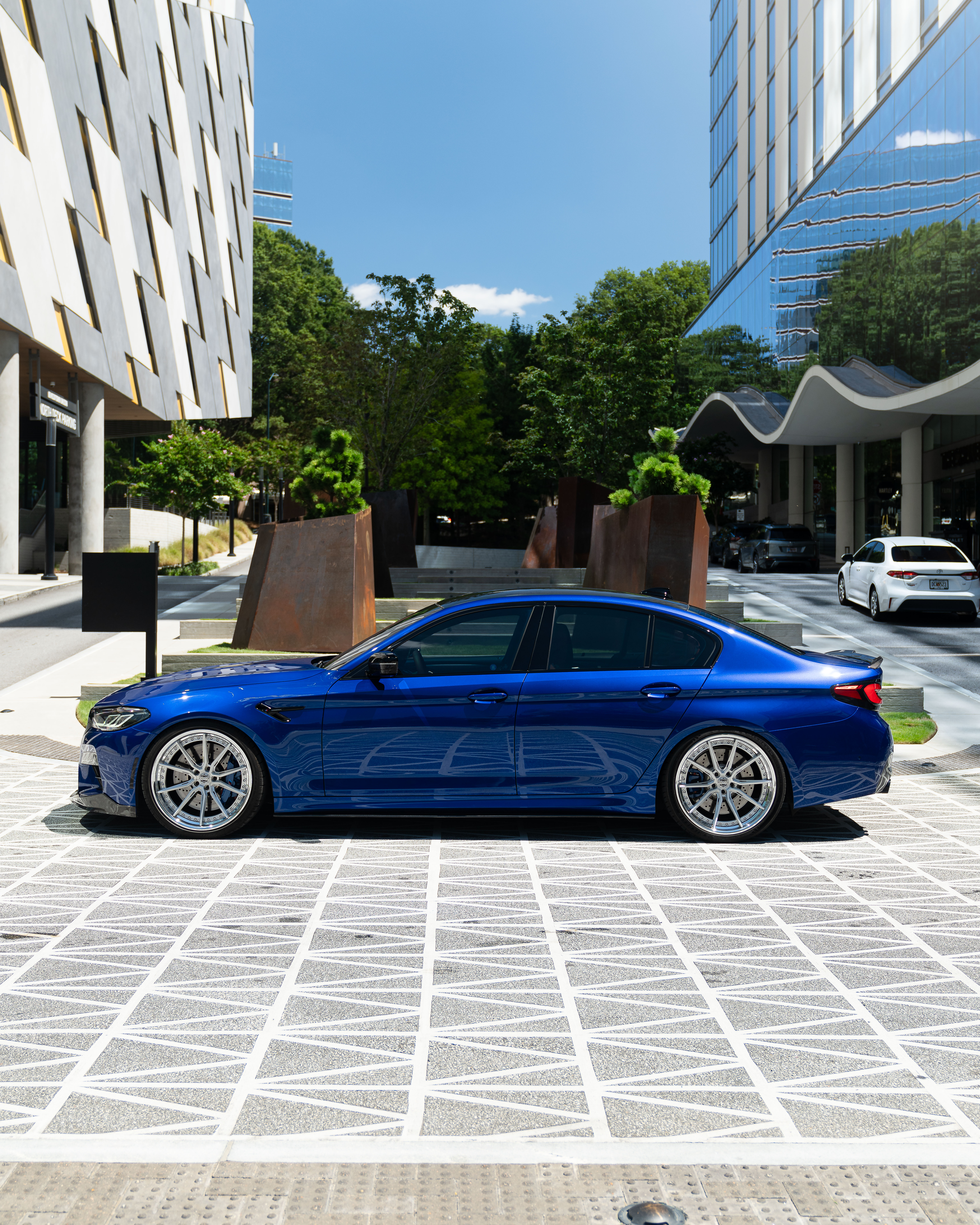 2021 BMW M5 with Motivo Forged CS-R custom wheels in gloss brushed clear and triple chrome detail view