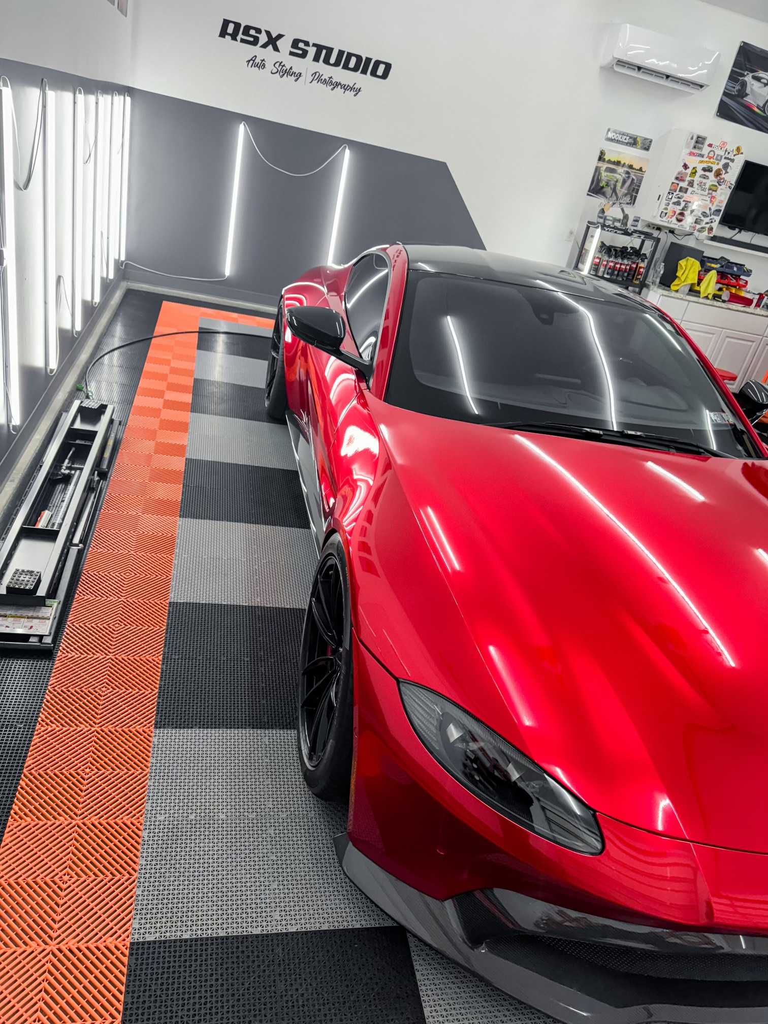 2020 Aston Martin Vantage with Motivo Forged MB-D custom wheels in  detail view