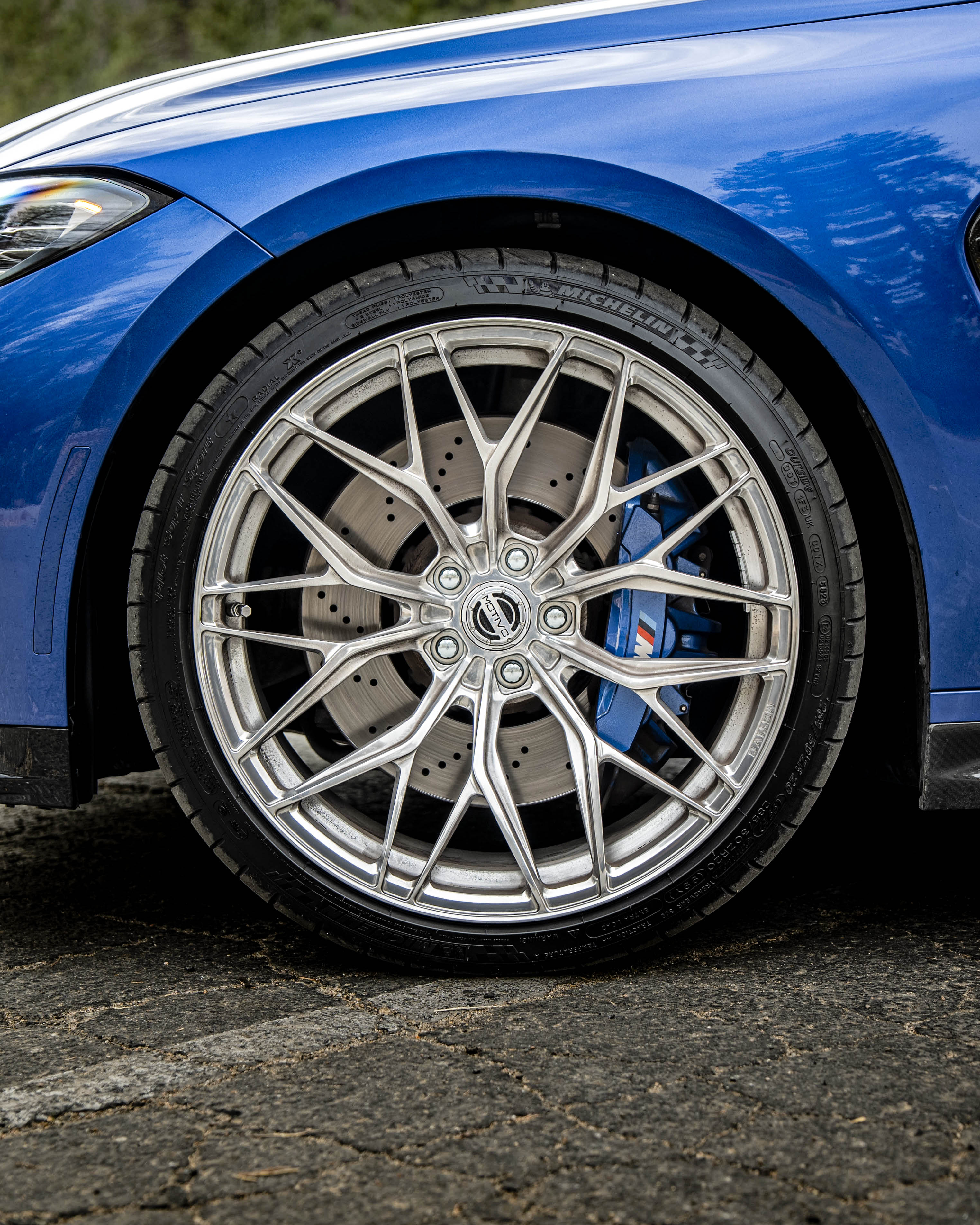 2022 BMW M4 with Motivo Forged MB-E custom wheels in gloss polished clear detail view